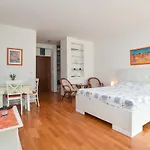 Modern Studio 200M From The Beach