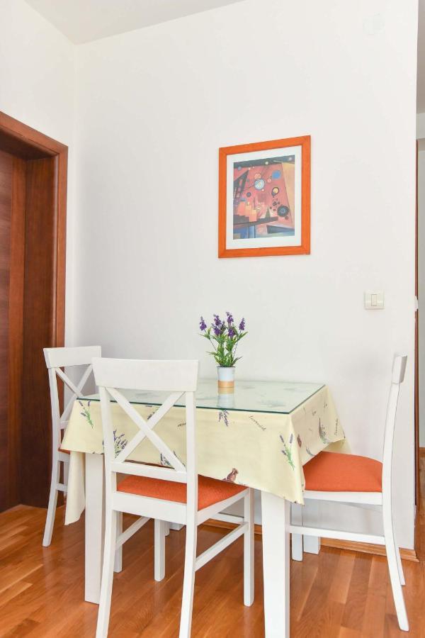 Apartment Modern 200m From The *